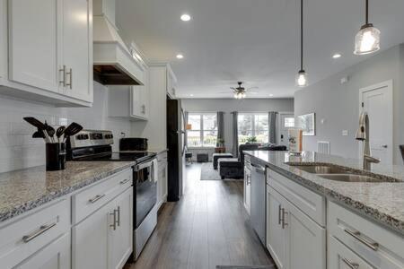 New Build 5 Min To Broadway Sleeps 10 Villa Nashville Buitenkant foto