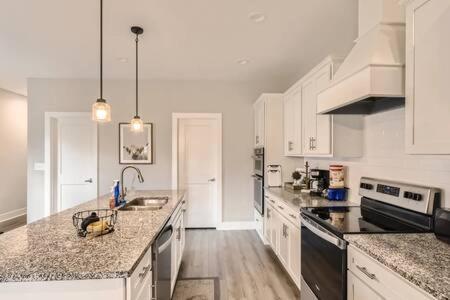 New Build 5 Min To Broadway Sleeps 10 Villa Nashville Buitenkant foto